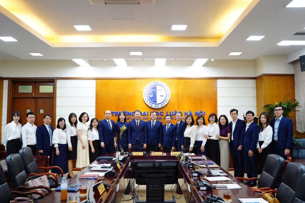 Điểm chuẩn Trường Đại học Luật Hà Nội 2025: Ngành Luật Kinh tế có còn “hot”?